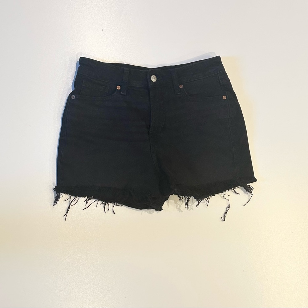 OLD NAVY HIGH-RISE OF STRAIGHT BLACK DENIM SHORTS WITH RAW HEM